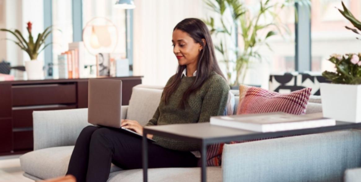 Estudiante participando en clase en línea desde su hogar