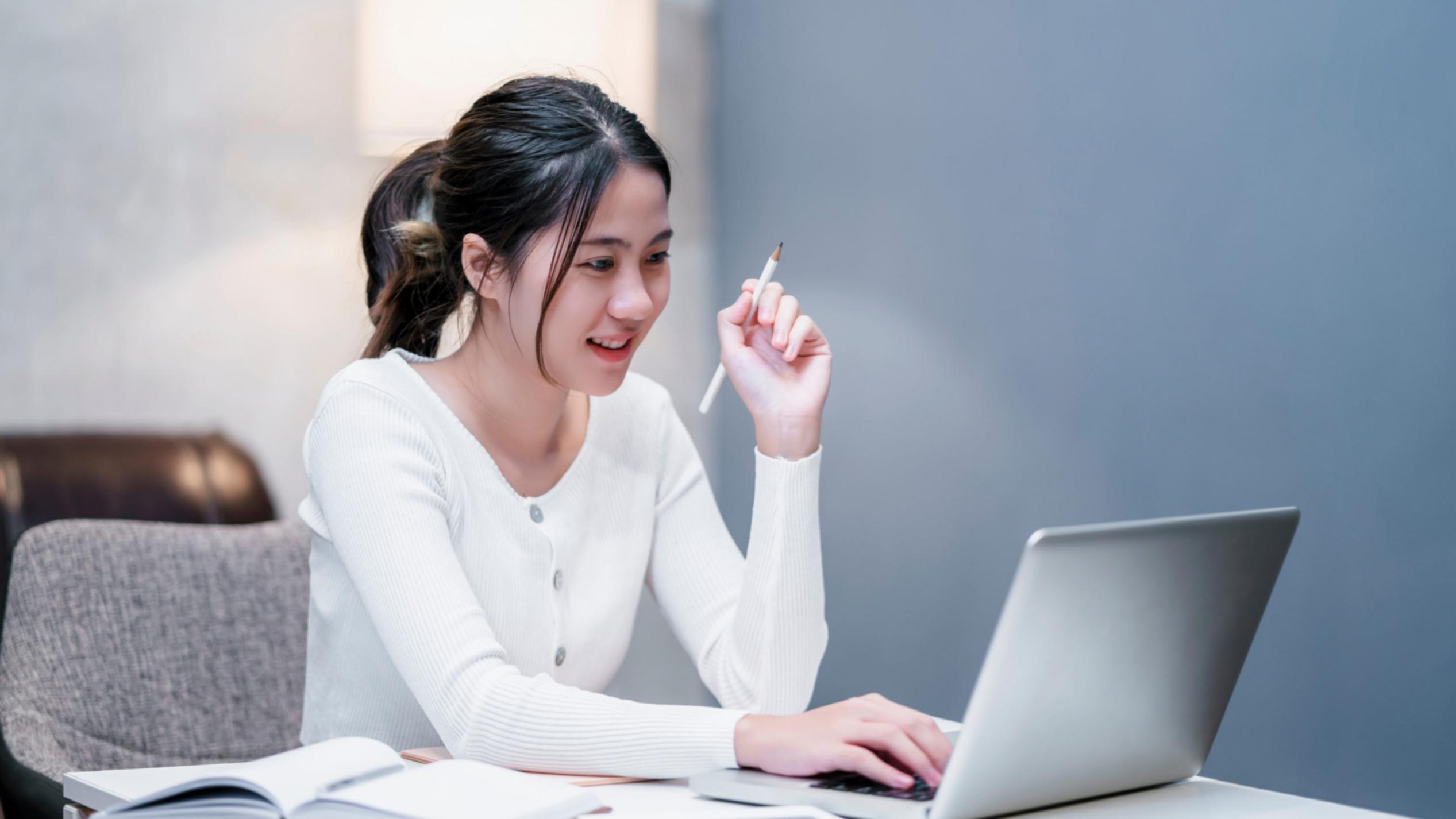 Entorno de estudio organizado con materiales de aprendizaje