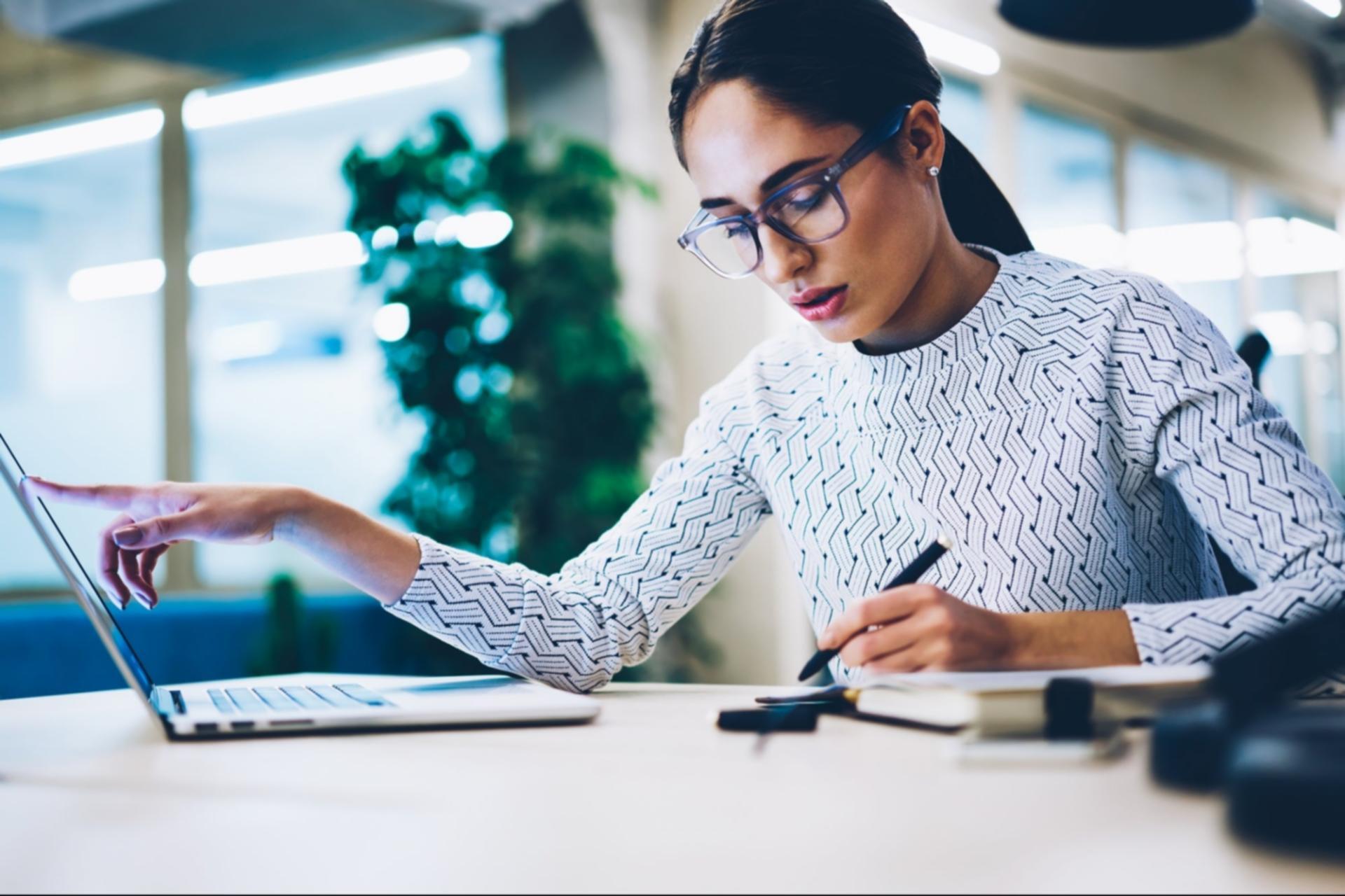 Estudiantes participando en sesiones de aprendizaje en línea interactivas